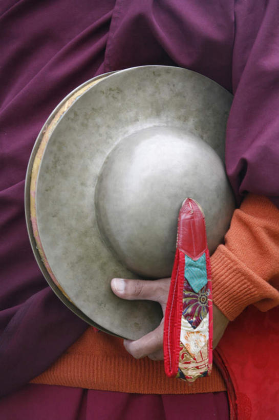 西方人,手,一个人,站,竖图,室外,特写,白天,侧面,民族服装,欧洲,欧洲人,仅一个男性,仅一个人,仅一个中年男性,握,节日,朦胧,模糊,长袍,乐器,拿,拿着,文化,祈祷,站着,健康,手部,握着,许愿,宗教,佛教,信仰,纪念,单手,祈求,锣鼓,释教,铜锣,平安,男人,男性,中年男性,白种人,站立,半身,彩图,传统服装,民俗服