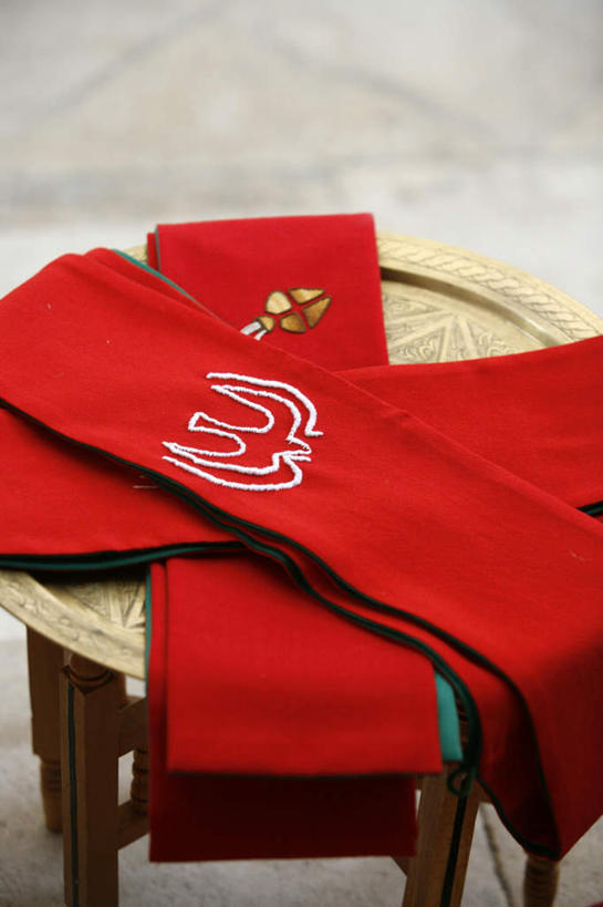 无人,教堂,竖图,俯视,室内,特写,白天,旅游,度假,标志建筑,地标,建筑,椅子,法国,欧洲,节日,木椅,文化,娱乐,建设,红色,祈祷,享受,休闲,健康,旅游胜地,放松,许愿,宗教,信仰,纪念,祈求,领导,基督教,象征,勃艮第,天主教,荣誉,代表,信念,绶带,法兰西共和国,法兰西第五共和国,地位,勃艮第大区,约讷省,平安,彩图,高角度拍摄,大教堂,礼拜堂