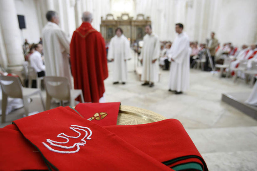 牧师,传教士,教堂,站,横图,室内,特写,白天,民族服装,旅游,度假,标志建筑,地标,建筑,椅子,法国,欧洲,节日,长袍,木椅,许多人,文化,娱乐,建设,背面,红色,祈祷,站着,一群人,享受,休闲,健康,旅游胜地,放松,许愿,宗教,信仰,纪念,祈求,领导,基督教,象征,勃艮第,天主教,荣誉,代表,信念,绶带,法兰西共和国,法兰西第五共和国,地位,勃艮第大区,约讷省,平安,男人,男性,中年男性,传道者,祭司,教士,神甫,神父,站立,彩图,全身,传统服装,民俗服,大教堂,礼拜堂