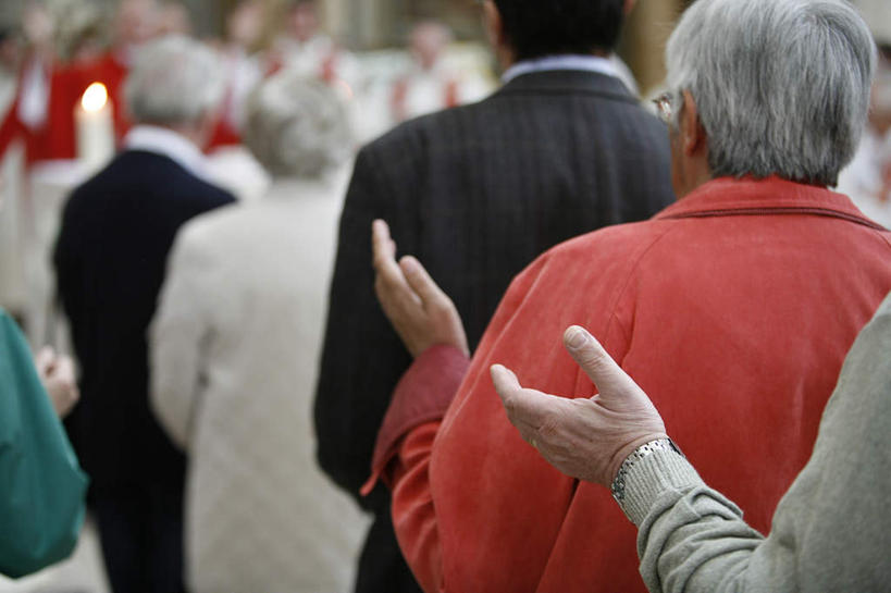 西方人,教堂,站,举,横图,室内,白天,民族服装,旅游,度假,标志建筑,地标,建筑,法国,欧洲,欧洲人,一排,节日,朦胧,模糊,整齐,许多人,文化,娱乐,建设,排列,背面,祈祷,托,站着,一群人,享受,休闲,健康,旅游胜地,放松,许愿,宗教,信仰,纪念,大众,祈求,基督教,勃艮第,队列,天主教,群众,信念,法兰西共和国,法兰西第五共和国,勃艮第大区,约讷省,平安,男人,男性,女人,女性,中年男性,中年女性,白种人,举起,举手,举着,向上举,向上伸,向上托,站立,半身,彩图,传统服装,民俗服,大教堂,礼拜堂