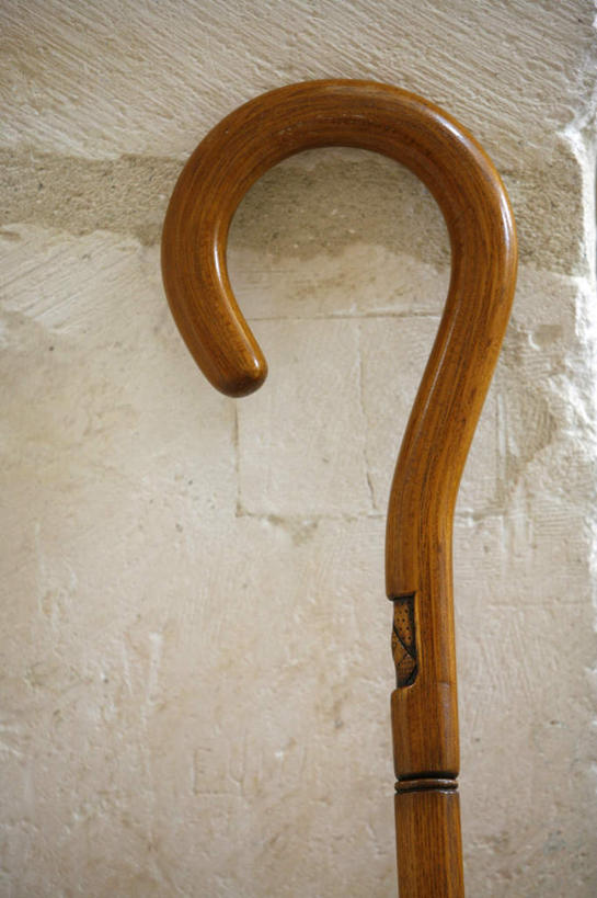 无人,竖图,室内,特写,白天,正面,石头,静物,节日,木制,工具,石子,墙,文化,墙壁,墙面,一个,木制品,祈祷,健康,器械,许愿,宗教,佛教,信仰,单个,拐杖,纪念,祈求,手杖,医疗器械,辅助设备,释教,平安,石块,岩石,彩图