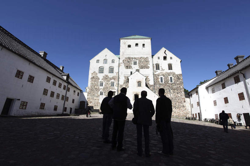 西方人,四个人,伙伴,朋友,站,说,横图,室外,白天,仰视,旅游,度假,讨论,友谊,标志建筑,地标,建筑,欧洲,芬兰,欧洲人,阴影,服装,朦胧,模糊,光线,影子,堡垒,城堡,墙,背光,休闲装,娱乐,建设,墙壁,墙面,衣服,蓝色,白色,蓝天,天空,阳光,天,站着,享受,休闲,休闲服,旅游胜地,放松,服饰,晴朗,要塞,北欧,逆光,万里无云,芬兰共和国,设防,西芬兰省,交流,友情,男人,男性,中年男性,白种人,晴空,晴空万里,沟通,讲话,交谈,商讨,说话,谈话,站立,彩图,低角度拍摄,全身