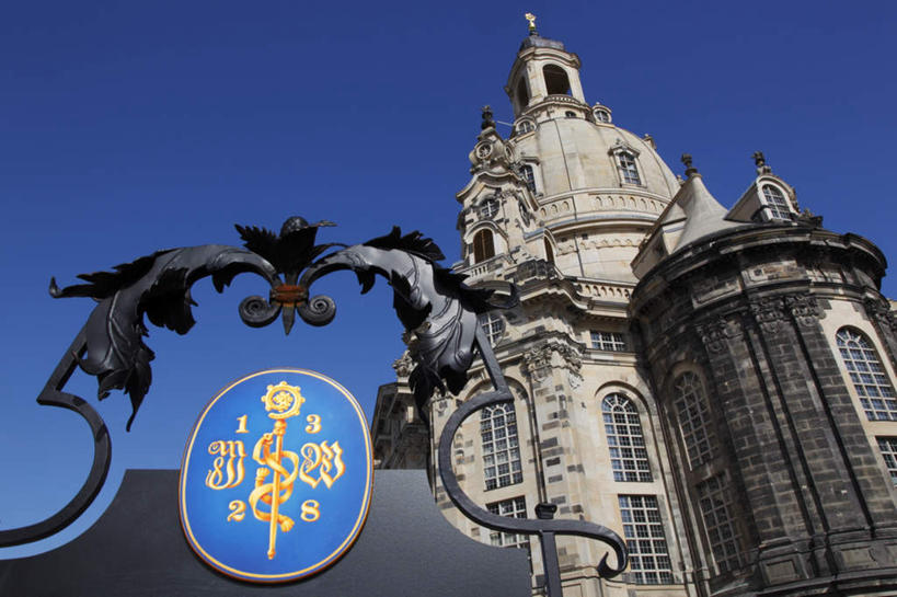 无人,教堂,横图,室外,白天,仰视,旅游,度假,窗户,标志建筑,地标,建筑,德国,欧洲,阴影,节日,朦胧,模糊,装饰,光线,影子,文化,娱乐,建设,玻璃窗,蓝色,蓝天,天空,阳光,天,祈祷,享受,休闲,健康,旅游胜地,放松,许愿,宗教,信仰,晴朗,纪念,华丽,修饰,祈求,点缀,徽章,西欧,信念,万里无云,德意志联邦共和国,圣母大教堂,衬托,美观,雅致,雅观,德累斯顿,萨克森州,萨克森自由州,德累斯顿圣母大教堂,德累斯顿圣母教堂,平安,晴空,晴空万里,彩图,低角度拍摄,大教堂,礼拜堂