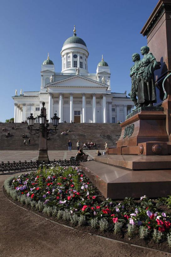 西方人,教堂,站,坐,说,竖图,室外,白天,仰视,旅游,度假,讨论,楼梯,标志建筑,地标,建筑,路灯,照明,雕塑,欧洲,芬兰,欧洲人,一排,行人,游客,游人,阴影,服装,节日,艺术,整齐,装饰,盛开,光线,雕刻,雕像,影子,阶梯,灯光,首都,许多人,花蕾,注视,休闲装,文化,娱乐,建设,路人,旅客,台阶,灯,花,花瓣,花朵,鲜花,排列,衣服,蓝色,蓝天,天空,阳光,工艺品,天,花苞,花蕊,观察,看,祈祷,站着,一群人,享受,休闲,健康,休闲服,旅游胜地,放松,许愿,宗教,服饰,信仰,晴朗,观看,纪念,祈求,照亮,美术,察看,照明设备,队列,关注,北欧,主题,陈列,信念,万里无云,功能,美学,芬兰共和国,赫尔辛基,过客,赫尔辛基德教大教堂,交流,平安,男人,男性,女人,女性,中年男性,中年女性,白种人,晴空,晴空万里,沟通,讲话,交谈,商讨,说话,谈话,站立,坐着,彩图,低角度拍摄,全身,大教堂,礼拜堂