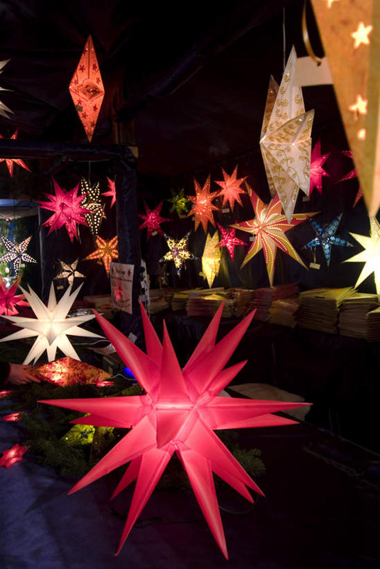 无人,竖图,室外,夜晚,正面,度假,美景,城市风光,城市,照明,德国,欧洲,圣诞节,阴影,节日,庆祝,装饰,光线,彩灯,影子,景观,星星,灯光,文化,娱乐,灯,灯具,庆典,享受,休闲,星形,景色,放松,花灯,纪念,华丽,修饰,照亮,点缀,照明设备,西欧,五角形,德意志联邦共和国,衬托,美观,雅致,雅观,巴伐利亚,巴伐利亚州,拜恩州,拜恩自由州,纽伦堡,五角星,彩图