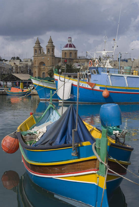 无人,家,码头,竖图,室外,白天,正面,度假,海浪,海洋,美景,植物,城市风光,城市,港口,船,棕榈树,叶子,欧洲,马耳他,阴影,光线,影子,房屋,屋子,景观,浪花,云,云朵,木船,绿叶,云彩,娱乐,楼房,住宅,树,树木,蓝色,绿色,白云,倒影,蓝天,天空,阳光,自然,海水,交通工具,天,享受,休闲,嫩叶,景色,放松,生长,晴朗,成长,倒映,舟,载具,海景,棕榈叶,反照,马耳他共和国,马尔萨什洛克港,叶,叶片,大海,风浪,海,海水的波动,近岸浪,涌浪,晴空,彩图,房子,摆渡口,埠头,渡口,渡头,港湾,海港,货运码头,口岸,商港