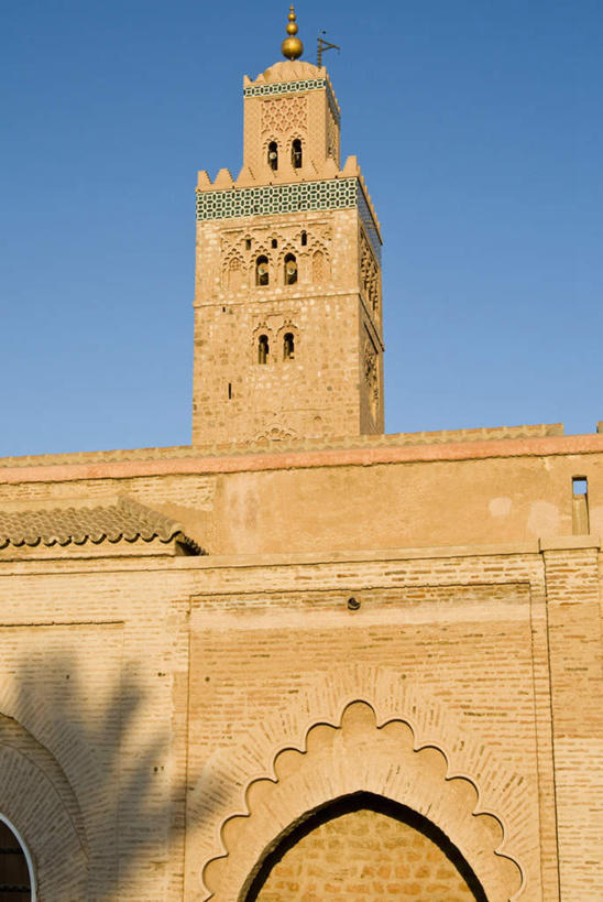 无人,寺庙,竖图,室外,白天,仰视,旅游,度假,名胜古迹,标志建筑,地标,建筑,非洲,摩洛哥,阴影,节日,遗迹,装饰,光线,影子,墙,燃烧,古迹,文化,文物,娱乐,建设,古建筑,墙壁,墙面,蓝色,蓝天,天空,阳光,香火,庙宇,天,祈祷,享受,休闲,健康,旅游胜地,放松,许愿,宗教,信仰,晴朗,纪念,华丽,修饰,祈求,点缀,古文明,万里无云,衬托,美观,雅致,雅观,阿非利加洲,摩洛哥王国,马拉喀什,库图比亚清真寺,库杜比亚清真寺,平安,晴空,晴空万里,彩图,低角度拍摄,庙,寺