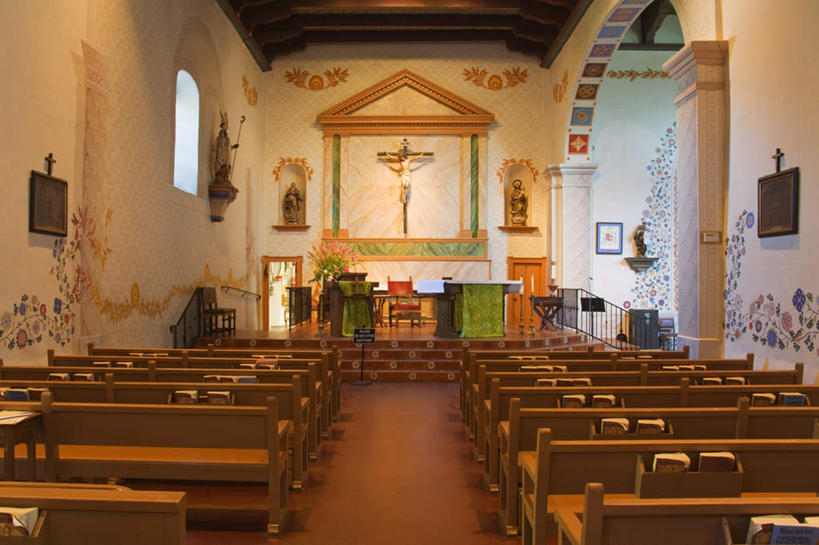 无人,教堂,横图,室内,白天,正面,旅游,度假,绘画,窗户,标志建筑,地标,建筑,椅子,美国,一排,节日,艺术,整齐,装饰,并列,并排,十字架,香炉,木椅,墙,文化,娱乐,建设,玻璃窗,壁画,墙壁,墙面,排列,祈祷,享受,休闲,健康,旅游胜地,放松,许愿,宗教,信仰,纪念,华丽,修饰,祈求,祭奠,祭祀,点缀,北美,北美洲,基督,基督教,队列,天主教,加利福尼亚,美洲,祭坛,耶稣,平行,信念,加州,加利福尼亚州,圣路易斯.奥比斯波,金州,黄金州,救世主,北亚美利加洲,亚美利加洲,衬托,美观,雅致,雅观,圣路易斯奥比斯波,圣路易斯.奥比斯波县,基利斯督,弥赛亚,默西亚,敬拜,平安,画画,彩图,大教堂,礼拜堂