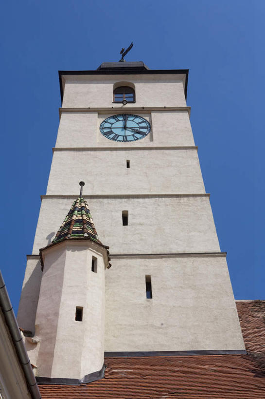 无人,竖图,室外,白天,仰视,旅游,度假,窗户,标志建筑,地标,建筑,欧洲,罗马尼亚,阴影,时间,光线,时钟,瓦片,影子,墙,屋顶,计时,顶棚,瓦,娱乐,建设,玻璃窗,墙壁,墙面,蓝色,蓝天,天空,阳光,钟表,天,享受,休闲,表,旅游胜地,放松,建造,晴朗,东欧,屋瓦,万里无云,塔钟,特兰西瓦尼亚,锡比乌,钟,晴空,晴空万里,彩图,低角度拍摄