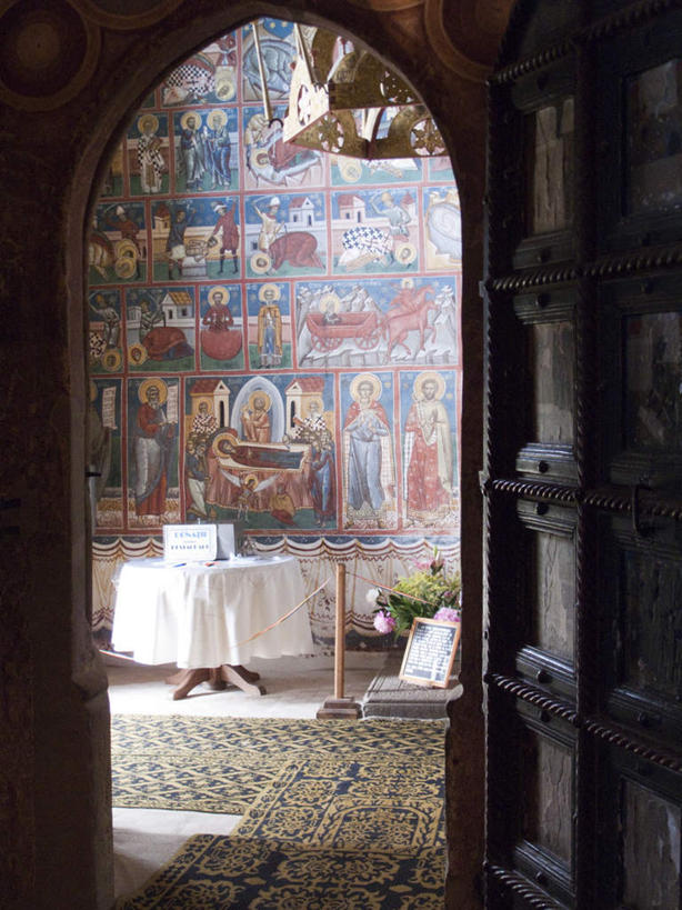 无人,栏杆,竖图,室内,白天,正面,旅游,度假,绘画,门,桌子,标志建筑,地标,建筑,欧洲,罗马尼亚,阴影,节日,艺术,装饰,盛开,光线,布料,影子,墙,围栏,花蕾,布纹,文化,娱乐,建设,书桌,护栏,壁画,墙壁,墙面,桌布,花,花瓣,花朵,鲜花,阳光,餐巾,课桌,门框,台布,花苞,花蕊,祈祷,享受,休闲,健康,旅游胜地,放松,许愿,宗教,信仰,纪念,华丽,修饰,祈求,点缀,基督教,天主教,修道院,信念,东欧,衬托,美观,雅致,雅观,神学院,修院,隐修院,布科维纳,平安,画画,彩图