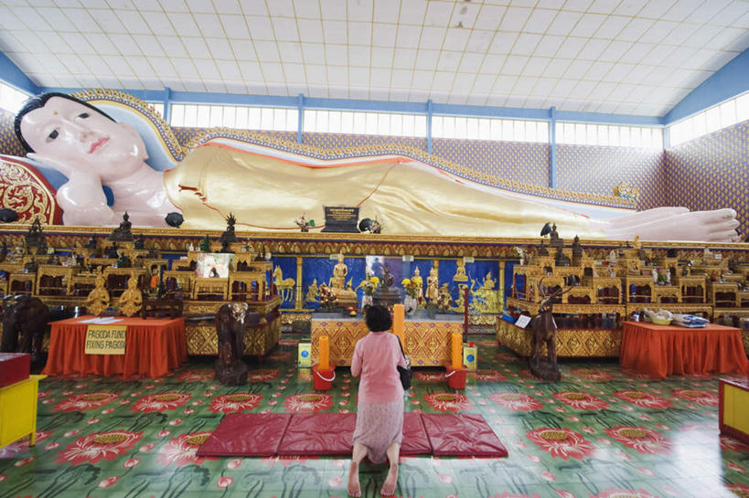 西方人,一个人,教堂,跪,横图,室内,白天,旅游,度假,标志建筑,地标,建筑,雕塑,欧洲,马来西亚,欧洲人,亚洲,仅一个年轻女性,仅一个女性,仅一个人,服装,节日,艺术,装饰,雕刻,雕像,注视,休闲装,文化,娱乐,建设,背面,衣服,工艺品,观察,看,祈祷,享受,休闲,健康,休闲服,金色,旅游胜地,放松,许愿,宗教,服饰,东南亚,信仰,观看,纪念,祈求,美术,察看,富贵,关注,主题,陈列,信念,忠诚,功能,美学,富丽,名誉,荣华,槟城,槟城州,槟榔屿,槟州,马来西亚联邦,平安,年轻女性,女人,女性,白种人,跪着,彩图,全身,大教堂,礼拜堂