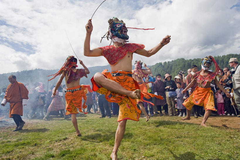 东方人,横图,室外,白天,正面,民族服装,旅游,度假,跳舞,草地,草坪,美景,植物,蜡烛,不丹,亚洲,握,阴影,服装,节日,光线,面具,影子,景观,烟雾,云,云朵,许多人,燃烧,拿,云彩,拿着,注视,休闲装,黄种人,文化,娱乐,佛香,草,树,树木,衣服,蓝色,绿色,白云,蓝天,天空,阳光,自然,香火,香烛,天,观察,看,祈祷,一群人,享受,休闲,健康,休闲服,景色,放松,握着,许愿,宗教,服饰,信仰,生长,烧香,晴朗,成长,观看,纪念,祈求,察看,衣着,穿着,关注,自然风光,南亚,舞姿,衣饰,不丹王国,布姆唐,平安,男人,男性,年轻男性,年轻女性,女人,女性,亚洲人,晴空,彩图,全身,传统服装,民俗服,舞蹈