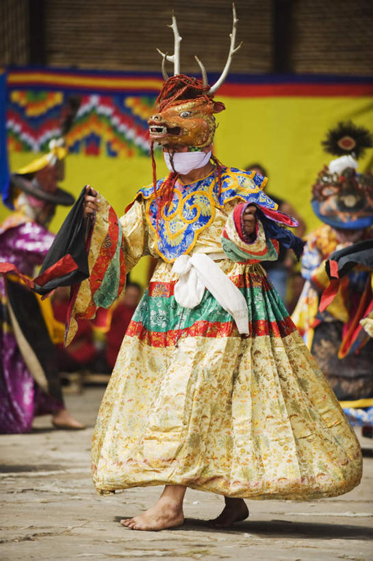 东方人,舞台,走,竖图,室外,白天,正面,民族服装,旅游,度假,牛,不丹,亚洲,表演,阴影,花纹,服装,装饰,光线,布,面具,图案,影子,许多人,布纹,注视,黄种人,娱乐,衣服,阳光,动物,观察,看,一群人,享受,休闲,家畜,放松,服饰,牲畜,观看,华丽,修饰,布匹,点缀,察看,衣着,穿着,关注,南亚,衬托,美观,雅致,雅观,衣饰,不丹王国,布姆唐,男人,男性,年轻男性,年轻女性,女人,女性,亚洲人,步行,散步,走路,彩图,全身,传统服装,民俗服