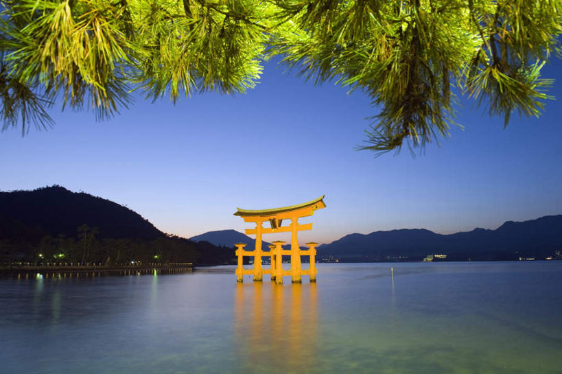 无人,横图,室外,白天,正面,旅游,度假,湖,湖泊,石头,美景,日落,山,山脉,水,植物,标志建筑,地标,建筑,路灯,叶子,照明,广岛县,日本,亚洲,一排,阴影,整齐,光线,石子,影子,柱子,墙,湖面,景观,山顶,山峰,水流,水面,晚霞,霞光,落日,灯光,绿叶,山峦,娱乐,建设,墙壁,墙面,灯,树,树木,排列,绿色,倒影,自然,黄昏,湖水,群山,享受,休闲,嫩叶,旅游胜地,景色,彩霞,放松,生长,成长,照亮,倒映,照明设备,队列,自然风光,东亚,沉积岩,本州,宫岛,本州岛,日本国,広岛,中国地方,颠峰,极峰,夕照,反照,严岛,水成岩,叶,叶片,石块,岩石,夕阳,彩图,斜阳