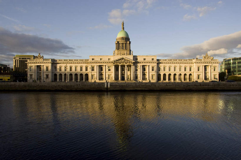 无人,横图,室外,白天,正面,旅游,度假,河流,水,植物,窗户,标志建筑,地标,建筑,爱尔兰,欧洲,一排,阴影,波纹,整齐,光线,影子,房屋,屋子,河水,水流,云,云朵,涟漪,首都,云彩,娱乐,建设,楼房,玻璃窗,树,树木,排列,蓝色,绿色,白云,倒影,蓝天,水纹,天空,阳光,自然,波浪,天,享受,休闲,旅游胜地,放松,生长,晴朗,成长,倒映,西欧,队列,爱尔兰共和国,水晕,都柏林,反照,利菲河,晴空,彩图,房子