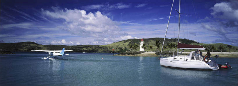 帆船,西方人,无人,两个人,站,横图,室外,白天,正面,旅游,度假,草地,草坪,湖,湖泊,石头,美景,山,山脉,水,植物,道路,飞机,船,欧洲,澳大利亚,欧洲人,一艘,握,阴影,波纹,服装,光线,信息,石子,影子,湖面,景观,山峰,水流,水面,云,云朵,灯塔,交通,涟漪,山峦,拿,云彩,拿着,注视,休闲装,方向,娱乐,航空,草,衣服,蓝色,绿色,白云,倒影,蓝天,水纹,天空,阳光,自然,交通工具,波浪,湖水,群山,天,观察,看,站着,享受,休闲,休闲服,景色,放松,握着,运输,服饰,一架,晴朗,观看,引导,指引,察看,倒映,客机,关注,自然风光,载具,大洋洲,澳洲,昆士兰州,南方大陆,水晕,澳大利亚联邦,昆士兰,航标,反照,哈密尔顿岛,圣灵群岛,男人,男性,中年男性,白种人,石块,岩石,晴空,站立,彩图,导航