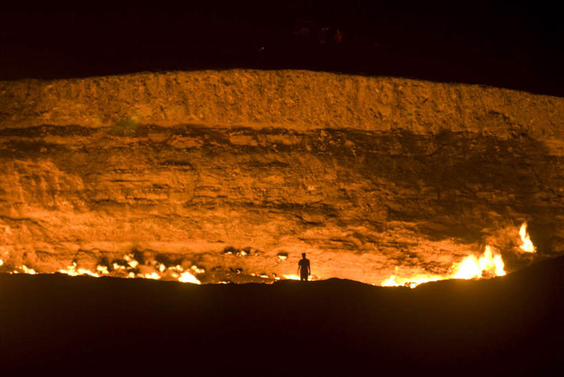 一个人,站,横图,室外,白天,旅游,度假,热情,火山,石头,美景,火,土库曼斯坦,亚洲,仅一个男性,仅一个人,仅一个中年男性,阴影,服装,光线,火焰,石子,影子,洞,景观,燃烧,注视,休闲装,娱乐,背面,衣服,阳光,自然,观察,看,站着,享受,休闲,休闲服,景色,放松,服饰,洞穴,观看,察看,中亚,关注,自然风光,穴,土库曼,男人,男性,中年男性,活火山,石块,死火山,休眠火山,站立,彩图,全身