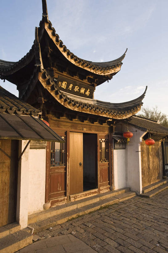 无人,寺庙,竖图,室外,白天,正面,旅游,度假,名胜古迹,门,标志建筑,地标,建筑,照明,周庄,中国,亚洲,阴影,节日,遗迹,光线,标志,灯笼,文字,影子,纸灯笼,字符,墙,屋顶,云,云朵,燃烧,云彩,顶棚,古迹,文化,文物,娱乐,标识,建设,古建筑,江苏,墙壁,墙面,蓝色,白云,蓝天,天空,阳光,香火,灯具,门框,庙宇,天,祈祷,享受,休闲,健康,汉字,旅游胜地,放松,许愿,宗教,信仰,晴朗,纪念,祈求,照亮,照明设备,中文,古文明,东亚,江苏省,昆山,昆山市,周庄镇,中华人民共和国,华东地区,苏,国文,华文,中国第一水乡,鹿城,贞丰里,平安,晴空,彩图,庙,寺