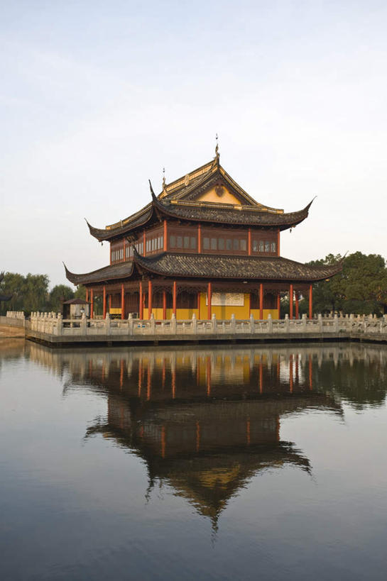 无人,寺庙,竖图,室外,白天,正面,旅游,度假,草地,草坪,湖,湖泊,名胜古迹,水,植物,门,标志建筑,地标,建筑,周庄,中国,亚洲,阴影,波纹,节日,遗迹,光线,标志,文字,影子,字符,墙,屋顶,湖面,水流,水面,云,云朵,涟漪,燃烧,云彩,顶棚,古迹,文化,文物,娱乐,标识,建设,古建筑,江苏,墙壁,墙面,草,树,树木,蓝色,绿色,白云,倒影,蓝天,水纹,天空,阳光,自然,香火,门框,庙宇,波浪,湖水,天,祈祷,享受,休闲,健康,汉字,旅游胜地,放松,许愿,宗教,信仰,生长,晴朗,成长,纪念,祈求,倒映,中文,古文明,东亚,江苏省,昆山,昆山市,周庄镇,中华人民共和国,华东地区,苏,水晕,国文,华文,中国第一水乡,反照,鹿城,贞丰里,平安,晴空,彩图,庙,寺