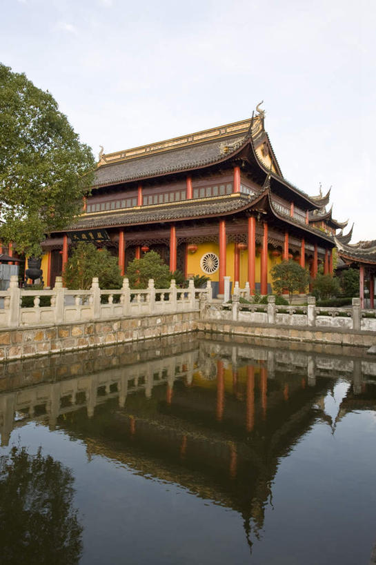 无人,寺庙,栏杆,竖图,室外,白天,正面,旅游,度假,草地,草坪,湖,湖泊,名胜古迹,水,植物,门,标志建筑,道路,地标,建筑,路,周庄,中国,亚洲,阴影,波纹,节日,遗迹,光线,标志,文字,影子,字符,墙,屋顶,湖面,水流,水面,云,云朵,围栏,小路,交通,涟漪,燃烧,云彩,顶棚,古迹,文化,文物,娱乐,标识,建设,古建筑,江苏,护栏,墙壁,墙面,草,树,树木,蓝色,绿色,白云,倒影,蓝天,水纹,天空,阳光,自然,香火,门框,庙宇,波浪,湖水,天,祈祷,享受,休闲,健康,汉字,旅游胜地,放松,许愿,宗教,信仰,生长,晴朗,成长,纪念,祈求,倒映,中文,古文明,东亚,江苏省,昆山,昆山市,周庄镇,中华人民共和国,华东地区,苏,水晕,国文,华文,中国第一水乡,反照,鹿城,贞丰里,平安,晴空,彩图,庙,寺