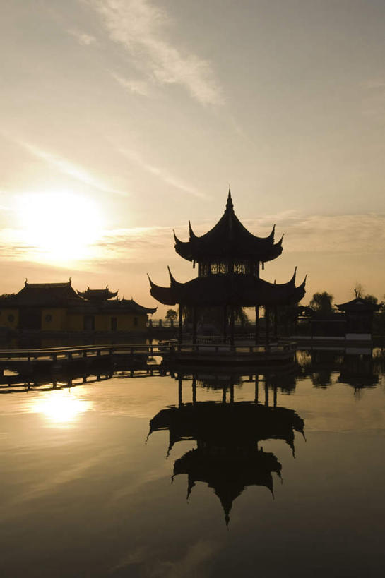 无人,寺庙,栏杆,竖图,室外,白天,正面,旅游,度假,草地,草坪,湖,湖泊,名胜古迹,日落,水,植物,门,标志建筑,道路,地标,建筑,路,周庄,中国,亚洲,阴影,波纹,节日,遗迹,光线,标志,文字,影子,字符,墙,屋顶,湖面,水流,水面,晚霞,霞光,云,云朵,落日,围栏,小路,交通,涟漪,燃烧,云彩,顶棚,古迹,文化,文物,娱乐,标识,建设,古建筑,江苏,护栏,墙壁,墙面,草,树,树木,蓝色,绿色,白云,倒影,蓝天,水纹,天空,阳光,自然,黄昏,香火,门框,庙宇,波浪,湖水,天,祈祷,享受,休闲,健康,汉字,旅游胜地,彩霞,放松,许愿,宗教,信仰,生长,晴朗,成长,纪念,祈求,倒映,中文,古文明,东亚,江苏省,昆山,昆山市,周庄镇,中华人民共和国,华东地区,苏,水晕,国文,华文,中国第一水乡,夕照,反照,鹿城,贞丰里,平安,晴空,夕阳,彩图,庙,寺,斜阳