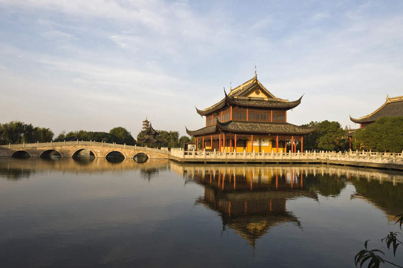 无人,寺庙,栏杆,横图,室外,白天,正面,旅游,度假,草地,草坪,湖,湖泊,石头,名胜古迹,水,植物,门,标志建筑,道路,地标,建筑,路,周庄,中国,亚洲,阴影,波纹,节日,遗迹,光线,标志,石子,文字,影子,字符,墙,屋顶,湖面,水流,水面,云,云朵,围栏,小路,桥,交通,涟漪,燃烧,云彩,顶棚,古迹,文化,文物,娱乐,标识,建设,古建筑,江苏,石桥,护栏,拱桥,墙壁,墙面,栈桥,草,树,树木,蓝色,绿色,白云,倒影,蓝天,水纹,天空,阳光,自然,香火,门框,庙宇,波浪,湖水,天,祈祷,享受,休闲,健康,汉字,旅游胜地,放松,许愿,宗教,信仰,拱形,生长,晴朗,成长,纪念,人行桥,石拱桥,祈求,倒映,中文,古文明,东亚,江苏省,昆山,昆山市,周庄镇,中华人民共和国,华东地区,苏,水晕,国文,华文,中国第一水乡,反照,鹿城,贞丰里,平安,石块,晴空,彩图,庙,寺