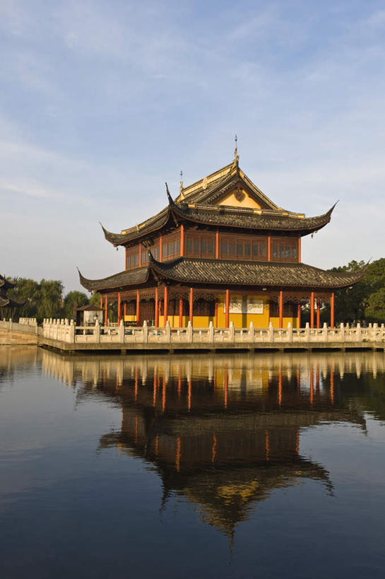 无人,寺庙,栏杆,竖图,室外,白天,正面,旅游,度假,草地,草坪,湖,湖泊,名胜古迹,水,植物,门,标志建筑,道路,地标,建筑,路,周庄,中国,亚洲,阴影,波纹,节日,遗迹,光线,标志,文字,影子,字符,墙,屋顶,湖面,水流,水面,云,云朵,围栏,小路,交通,涟漪,燃烧,云彩,顶棚,古迹,文化,文物,娱乐,标识,建设,古建筑,江苏,护栏,墙壁,墙面,草,树,树木,蓝色,绿色,白云,倒影,蓝天,水纹,天空,阳光,自然,香火,门框,庙宇,波浪,湖水,天,祈祷,享受,休闲,健康,汉字,旅游胜地,放松,许愿,宗教,信仰,生长,晴朗,成长,纪念,祈求,倒映,中文,古文明,东亚,江苏省,昆山,昆山市,周庄镇,中华人民共和国,华东地区,苏,水晕,国文,华文,中国第一水乡,反照,鹿城,贞丰里,平安,晴空,彩图,庙,寺