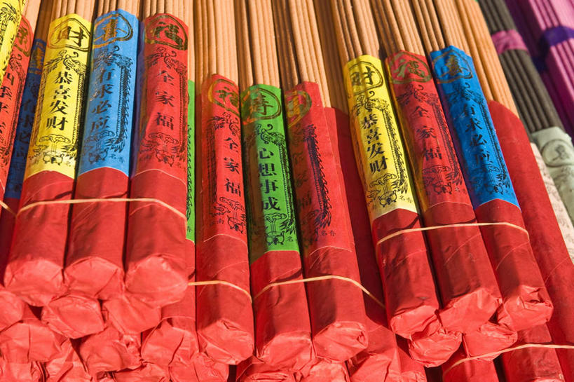 无人,寺庙,横图,俯视,室外,特写,白天,购物,旅游,度假,消费,名胜古迹,标志建筑,地标,建筑,蜡烛,中国,亚洲,一排,许多,阴影,节日,遗迹,整齐,并列,并排,光线,包装,影子,纸,烟雾,很多,燃烧,古迹,文化,文物,娱乐,建设,古建筑,江苏,佛香,排列,红色,阳光,香火,香烛,庙宇,祈祷,享受,休闲,健康,旅游胜地,放松,许愿,金融,宗教,信仰,烧香,纪念,祈求,队列,平行,选购,贸易,古文明,东亚,江苏省,中华人民共和国,华东地区,苏,血拼,镇江,镇江市,金山寺,平安,彩图,高角度拍摄,庙,寺