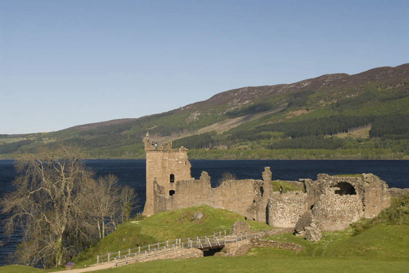 无人,横图,室外,白天,正面,旅游,度假,草地,草坪,湖,湖泊,石头,美景,山,山脉,水,植物,标志建筑,地标,建筑,英国,欧洲,阴影,光线,石子,影子,堡垒,城堡,墙,湖面,景观,山顶,山峰,水流,水面,山峦,娱乐,建设,苏格兰,厄克特城堡,废墟,墙壁,墙面,草,树,树木,蓝色,绿色,蓝天,天空,阳光,自然,湖水,群山,天,享受,休闲,旅游胜地,景色,放松,生长,晴朗,成长,西欧,要塞,自然风光,大不列颠,大不列颠及北爱尔兰联合王国,万里无云,大不列颠联合王国,日不落英帝国,苏格兰王国,颠峰,极峰,设防,内斯湖,尼斯湖,石块,岩石,晴空,晴空万里,彩图