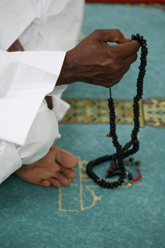 西方人,手,腿部,腿,一个人,坐,盘腿,竖图,俯视,室内,特写,白天,地板,欧洲,非洲,黑人,欧洲人,仅一个男性,仅一个人,仅一个中年男性,握,阴影,朦胧,模糊,装饰,光线,影子,拿,拿着,光脚,一个,白色,赤脚,手部,握着,单个,佛珠,单手,华丽,修饰,点缀,念珠,衬托,美观,雅致,雅观,袍子,男人,男性,中年男性,非洲人,盘腿而坐,盘膝,盘着腿的,盘着腿坐,双腿交叉,坐着,半身,彩图,高角度拍摄