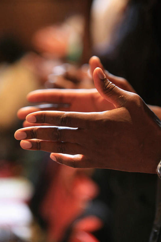 西方人,一个人,竖图,室内,特写,白天,侧面,欧洲,欧洲人,双手,仅一个女性,仅一个人,阴影,朦胧,模糊,光线,影子,阳光,双手摊开,仅一个中年女性,女人,女性,中年女性,白种人,半身,彩图