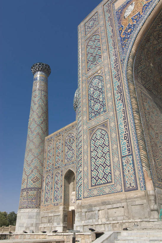 无人,竖图,室外,白天,仰视,旅游,度假,植物,门,标志建筑,地标,建筑,乌兹别克斯坦,亚洲,阴影,花纹,装饰,光线,影子,柱子,墙,拱门,娱乐,建设,墙壁,墙面,树,树木,蓝色,绿色,蓝天,天空,阳光,自然,门框,天,享受,休闲,旅游胜地,放松,生长,晴朗,成长,华丽,修饰,点缀,中亚,万里无云,衬托,美观,雅致,雅观,乌兹别克斯坦共和国,撒马尔罕,雷吉斯坦广场,撒马尔罕州,晴空,晴空万里,彩图,低角度拍摄