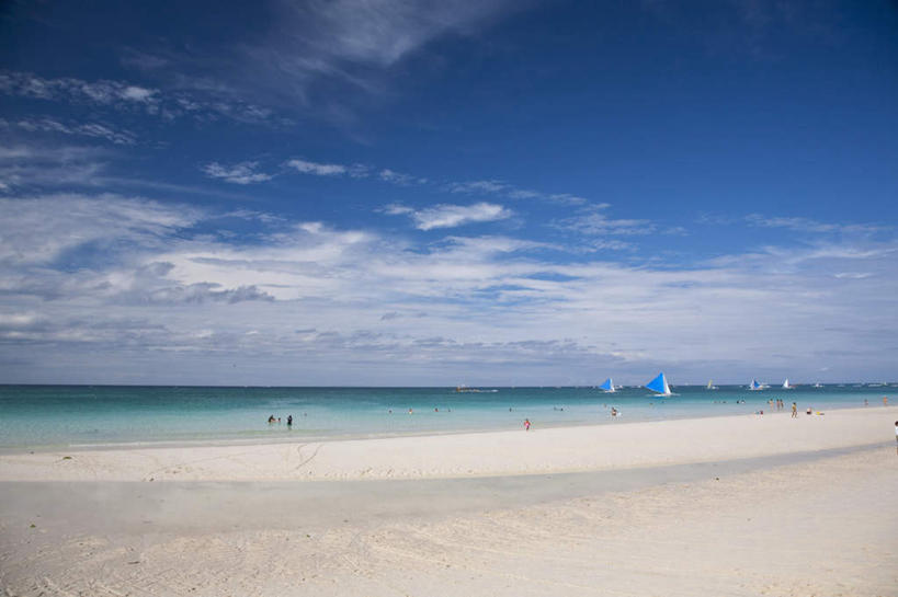 帆船,东方人,站,横图,室外,白天,正面,旅游,度假,海浪,海洋,美景,沙滩,船,菲律宾,亚洲,阴影,服装,光线,沙子,影子,海岸,景观,浪花,水平线,云,云朵,辽阔,海平线,沙地,许多人,云彩,注视,休闲装,黄种人,娱乐,衣服,蓝色,白云,蓝天,天空,阳光,自然,海水,交通工具,天,观察,看,站着,一群人,享受,休闲,广阔,休闲服,景色,放松,服饰,东南亚,晴朗,观看,一望无际,察看,关注,自然风光,载具,海景,菲律宾共和国,米沙鄢,米沙鄢群岛,无边无际,一马平川,长滩岛,男人,男性,女人,女性,中年男性,中年女性,亚洲人,大海,风浪,海,海水的波动,海滩,近岸浪,涌浪,晴空,站立,彩图,全身,水天相接,水天一线