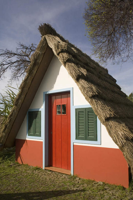 无人,家,竖图,室外,白天,正面,度假,草地,草坪,美景,植物,别墅,窗户,门,城市风光,城市,葡萄牙,欧洲,阴影,光线,影子,百叶窗,房屋,墙,屋子,景观,云,云朵,公寓,云彩,娱乐,洋房,楼房,墙壁,墙面,住宅,草,树,树木,红色,蓝色,绿色,白云,蓝天,天空,阳光,自然,门框,天,享受,休闲,景色,放松,生长,晴朗,成长,南欧,自然风光,葡萄牙共和国,马德拉,丰沙尔,晴空,彩图,房子