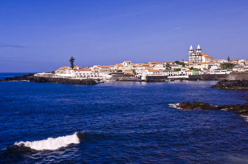 无人,家,教堂,横图,室外,白天,正面,旅游,度假,海浪,海洋,美景,沙滩,植物,葡萄牙,欧洲,阴影,节日,光线,沙子,影子,房屋,屋子,海岸,景观,浪花,水平线,辽阔,海平线,沙地,娱乐,楼房,住宅,树,树木,蓝色,绿色,蓝天,天空,阳光,自然,海水,天,祈祷,享受,休闲,广阔,健康,景色,放松,许愿,宗教,信仰,生长,晴朗,成长,纪念,一望无际,祈求,基督教,南欧,天主教,自然风光,海景,信念,万里无云,葡萄牙共和国,无边无际,一马平川,亚速尔群岛,特塞拉岛,平安,大海,风浪,海,海水的波动,海滩,近岸浪,涌浪,晴空,晴空万里,彩图,房子,大教堂,礼拜堂,水天相接,水天一线