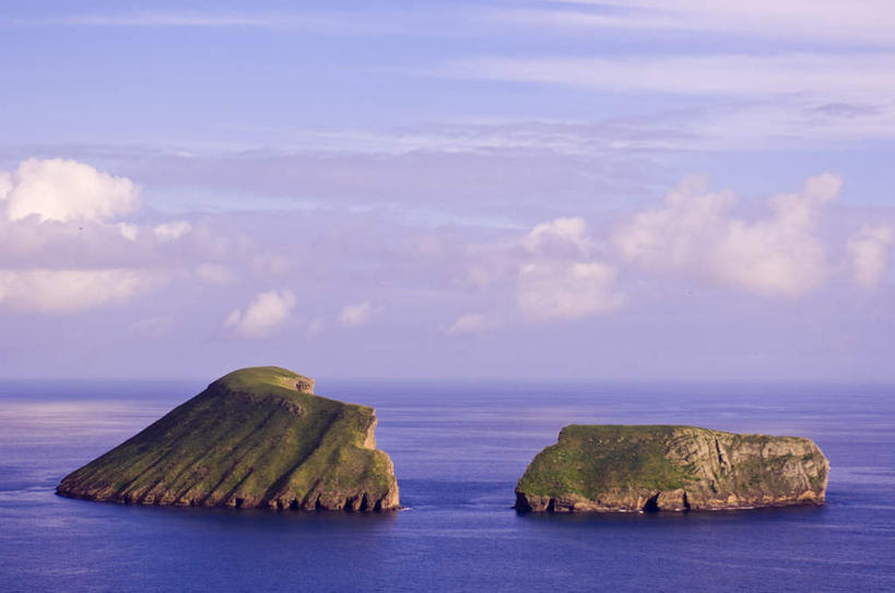 无人,横图,室外,白天,正面,旅游,度假,草地,岛屿,海浪,海洋,石头,美景,植物,葡萄牙,欧洲,阴影,光线,石子,影子,岛,景观,浪花,水平线,云,云朵,辽阔,海平线,云彩,娱乐,草,蓝色,绿色,白云,蓝天,天空,阳光,自然,海水,天,享受,休闲,广阔,景色,放松,晴朗,一望无际,南欧,自然风光,海景,葡萄牙共和国,无边无际,一马平川,亚速尔群岛,特塞拉岛,大海,风浪,海,海水的波动,近岸浪,列岛,群岛,石块,岩石,涌浪,诸岛,晴空,彩图,水天相接,水天一线