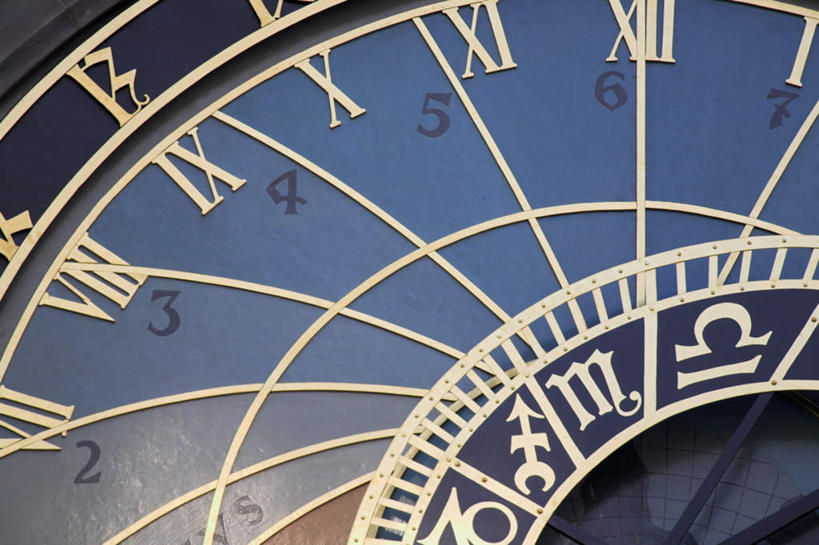 无人,横图,室外,特写,白天,仰视,静物,欧洲,捷克,阴影,朦胧,模糊,时间,光线,标志,时钟,数字,文字,影子,字符,首都,计时,标识,一个,阳光,钟表,表,阿拉伯数字,单个,中欧,捷克共和国,旧城广场,布拉格,布拉格旧城广场,布拉格老城广场,布拉格天文钟,布拉格占星时钟,天文钟,钟,彩图,低角度拍摄