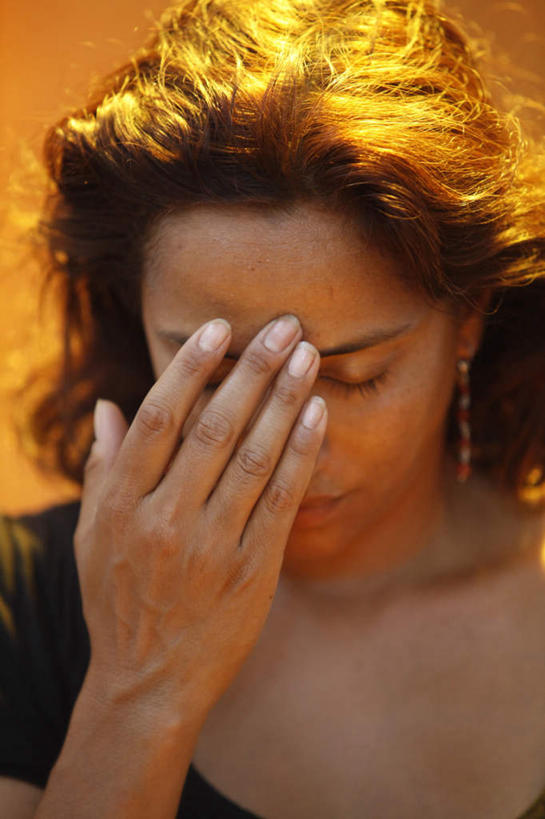 西方人,手,一个人,站,闭眼,竖图,俯视,室内,特写,白天,欧洲,欧洲人,仅一个女性,仅一个人,阴影,服装,朦胧,模糊,光线,影子,墙,休闲装,墙壁,墙面,衣服,祈祷,站着,仅一个中年女性,休闲,手部,休闲服,橙色,遮,遮掩,服饰,单手,掩盖,遮挡,祷告,遮盖,掩饰,女人,女性,中年女性,白种人,闭眼睛,闭着眼,闭着眼睛,站立,半身,彩图,高角度拍摄