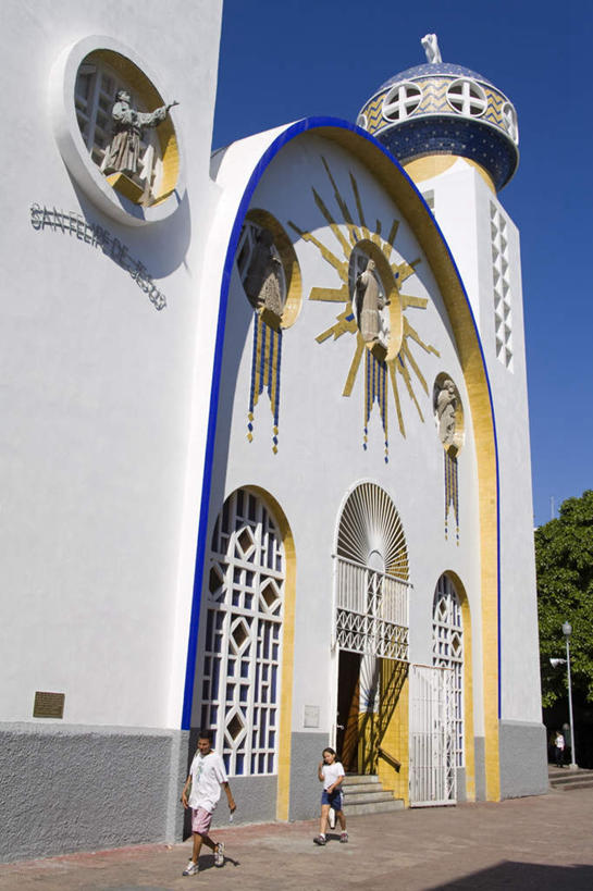 西方人,儿童,两个人,教堂,栏杆,走,竖图,室外,白天,正面,旅游,度假,楼梯,门,雕塑,墨西哥,欧洲,欧洲人,阴影,节日,艺术,装饰,光线,雕刻,雕像,扶手,影子,阶梯,文化,娱乐,护栏,台阶,小孩,阳光,工艺品,门框,祈祷,享受,休闲,健康,放松,许愿,宗教,信仰,纪念,华丽,修饰,祈求,美术,点缀,北美,北美洲,基督教,天主教,主题,美洲,陈列,信念,功能,美学,北亚美利加洲,亚美利加洲,衬托,美观,雅致,雅观,墨西哥合众国,仙人掌王国,富丽,格雷罗,格雷罗州,华美,平安,男孩,男人,男性,女孩,女人,女性,白种人,步行,散步,走路,彩图,全身,大教堂,礼拜堂,男生,女生