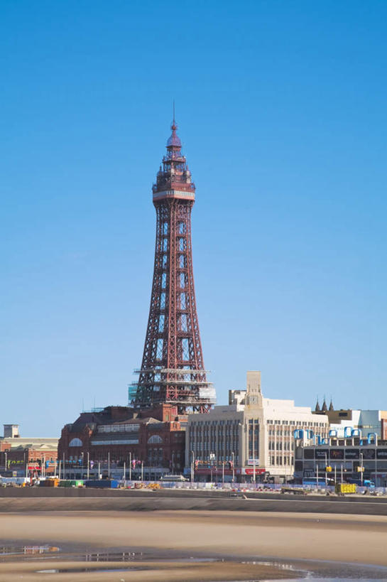 无人,高楼大厦,竖图,室外,白天,仰视,旅游,度假,美景,沙滩,城市风光,标志建筑,城市,大厦,地标,建筑,路灯,摩天大楼,照明,英国,欧洲,阴影,光线,沙子,影子,海岸,景观,塔,灯光,沙地,娱乐,建设,英格兰,灯,蓝色,蓝天,天空,阳光,天,享受,休闲,旅游胜地,景色,放松,晴朗,照亮,照明设备,西欧,大不列颠,大不列颠及北爱尔兰联合王国,万里无云,大不列颠联合王国,日不落英帝国,布莱克浦,布莱克浦塔,兰开夏郡,海滩,晴空,晴空万里,彩图,低角度拍摄,大楼,高层建筑,高楼,摩天楼