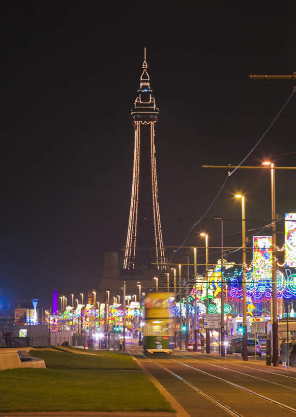 无人,高楼大厦,竖图,彩色,室外,夜晚,正面,旅游,度假,草地,草坪,美景,植物,城市风光,标志建筑,城市,大厦,地标,建筑,街道,路灯,摩天大楼,霓虹灯,公共汽车,照明,英国,欧洲,阴影,电力,光线,电线,广告牌,线,影子,景观,塔,灯光,巴士,七彩,电能,公交车,线路,娱乐,光源,建设,霓虹,英格兰,双层巴士,车,灯,草,树,树木,蓝色,绿色,蓝天,天空,阳光,自然,交通工具,天,享受,休闲,旅游胜地,景色,放松,生长,晴朗,成长,电,电源,电源线,照亮,照明设备,西欧,载具,能量,大不列颠,大不列颠及北爱尔兰联合王国,万里无云,氖灯,大不列颠联合王国,日不落英帝国,双层公共汽车,布莱克浦,布莱克浦塔,兰开夏郡,晴空,晴空万里,彩图,大楼,高层建筑,高楼,摩天楼