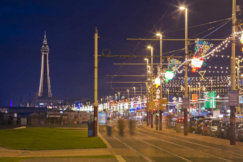 无人,高楼大厦,横图,彩色,室外,夜晚,正面,旅游,度假,草地,草坪,美景,植物,城市风光,标志建筑,城市,大厦,地标,建筑,街道,路灯,摩天大楼,霓虹灯,公共汽车,照明,英国,欧洲,阴影,电力,光线,电线,广告牌,线,影子,景观,塔,灯光,巴士,七彩,电能,公交车,线路,娱乐,光源,建设,霓虹,英格兰,双层巴士,车,灯,草,树,树木,蓝色,绿色,蓝天,天空,阳光,自然,交通工具,天,享受,休闲,旅游胜地,景色,放松,生长,晴朗,成长,电,电源,电源线,照亮,照明设备,西欧,载具,能量,大不列颠,大不列颠及北爱尔兰联合王国,万里无云,氖灯,大不列颠联合王国,日不落英帝国,双层公共汽车,布莱克浦,布莱克浦塔,兰开夏郡,晴空,晴空万里,彩图,大楼,高层建筑,高楼,摩天楼