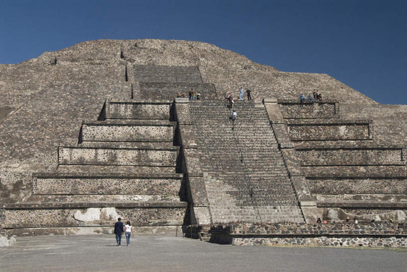 西方人,寺庙,站,走,横图,室外,白天,旅游,度假,名胜古迹,城市,地标,墨西哥,欧洲,欧洲人,阴影,服装,节日,遗迹,光线,三角形,影子,首都,许多人,燃烧,注视,休闲装,古迹,历史,文化,文物,娱乐,古建筑,背面,衣服,蓝色,蓝天,天空,阳光,香火,庙宇,天,观察,看,祈祷,站着,一群人,享受,休闲,健康,休闲服,旅游胜地,金字塔,放松,许愿,宗教,服饰,信仰,晴朗,观看,纪念,祈求,察看,北美,陵墓,北美洲,玛雅金字塔,关注,美洲,古文明,万里无云,墨西哥城,特奥蒂瓦坎,方锥形,北亚美利加洲,亚美利加洲,墨西哥合众国,仙人掌王国,阿兹特克金字塔,阿兹特克金字塔大神庙,狄奥提瓦康,迪奥狄华肯,联邦区,特奥蒂瓦坎古城,月亮金字塔,平安,男人,男性,年轻男性,年轻女性,女人,女性,白种人,晴空,晴空万里,步行,散步,站立,走路,彩图,全身,庙,寺,标志性建筑