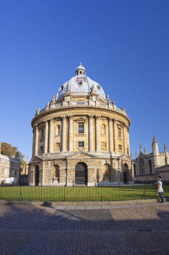 西方人,一个人,图书馆,栏杆,站,竖图,室外,白天,旅游,度假,草地,草坪,植物,窗户,标志建筑,地标,建筑,英国,欧洲,欧洲人,仅一个年轻女性,仅一个女性,仅一个人,一排,阴影,服装,整齐,并列,并排,光线,包,皮包,影子,栅栏,墙,篱笆,围栏,注视,休闲装,娱乐,建设,护栏,玻璃窗,墙壁,墙面,草,树,树木,排列,背面,衣服,蓝色,绿色,蓝天,天空,阳光,自然,天,观察,看,站着,享受,休闲,休闲服,旅游胜地,放松,服饰,生长,晴朗,成长,观看,单肩包,察看,西欧,队列,关注,大不列颠,平行,浏览室,牛津,世界文化遗产,大不列颠及北爱尔兰联合王国,万里无云,大不列颠联合王国,日不落英帝国,牛津大学,牛津大学图书馆,拉德克里夫图书馆,牛津市,年轻女性,女人,女性,白种人,晴空,晴空万里,站立,彩图,全身,书库,图书库,阅览室