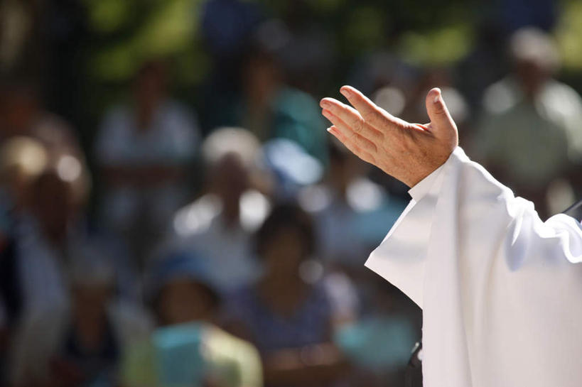 西方人,站,伸展双臂,横图,室外,白天,正面,民族服装,旅游,度假,法国,欧洲,欧洲人,阴影,服装,朦胧,模糊,光线,长袍,影子,许多人,注视,休闲装,娱乐,衣服,阳光,观察,看,站着,一群人,享受,休闲,休闲服,放松,服饰,观看,察看,关注,法兰西共和国,法兰西第五共和国,上萨瓦省,上萨瓦,男人,男性,女人,女性,中年男性,中年女性,白种人,敞开双臂,伸开双臂,展开双肩,站立,张开手臂,张开双臂,半身,彩图,传统服装,民俗服