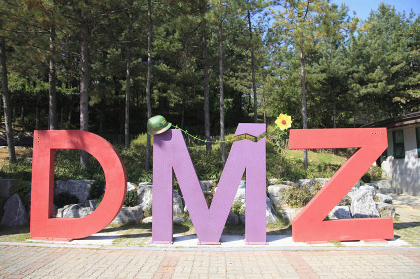 无人,家,横图,俯视,室外,特写,白天,旅游,度假,石头,植物,雕塑,韩国,亚洲,阴影,艺术,装饰,盛开,光线,英文,标志,雕刻,雕像,石子,文字,影子,字符,字母,房屋,屋子,花蕾,娱乐,标识,楼房,住宅,花,花瓣,花朵,鲜花,树,树木,三个,红色,绿色,紫色,阳光,自然,工艺品,花苞,花蕊,享受,休闲,放松,生长,成长,纪念,英文字母,华丽,修饰,美术,点缀,主题,陈列,东亚,功能,美学,衬托,美观,雅致,雅观,大韩民国,板门店,石块,岩石,彩图,高角度拍摄,房子