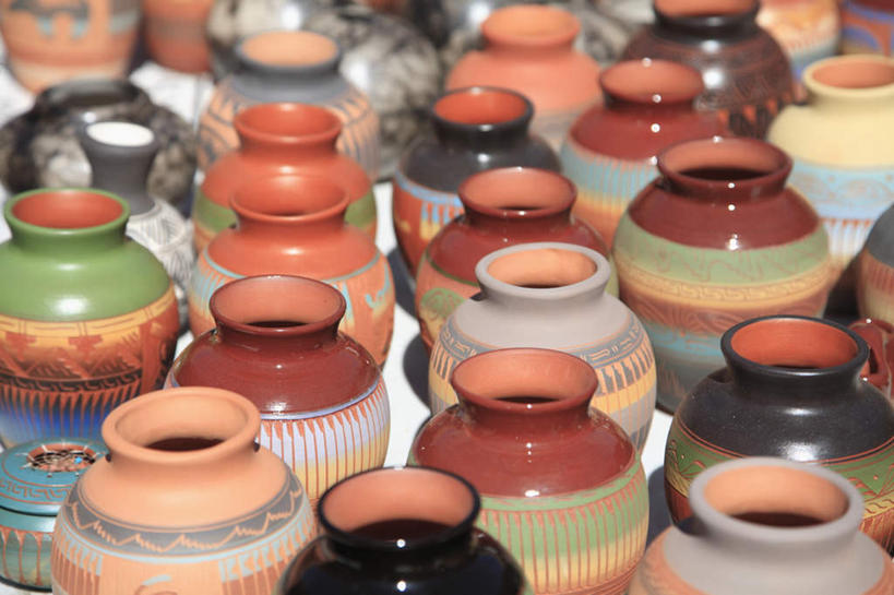 无人,横图,俯视,室外,白天,旅游,度假,城市,美国,一排,阴影,花纹,整齐,光线,罐子,图案,影子,陶瓷,陶瓷制品,娱乐,排列,阳光,瓶子,享受,休闲,放松,出售,北美,北美洲,队列,美洲,新墨西哥,首府,新墨西哥州,北亚美利加洲,亚美利加洲,迷人之地,迷人之州,圣达菲,圣塔菲,桑塔菲,彩图,高角度拍摄