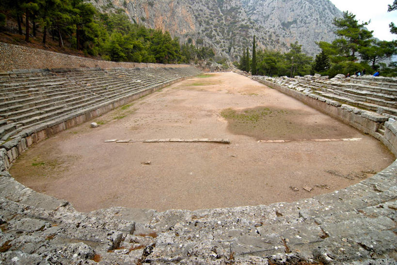 西方人,站,坐,横图,俯视,室外,白天,旅游,度假,石头,名胜古迹,山,山脉,植物,楼梯,标志建筑,地标,建筑,剧院,希腊,欧洲,欧洲人,一排,行人,游客,游人,阴影,服装,朦胧,模糊,遗迹,整齐,光线,石子,影子,阶梯,山峰,山峦,许多人,注视,休闲装,古迹,文物,娱乐,建设,古建筑,路人,旅客,台阶,树,树木,排列,衣服,蓝色,绿色,蓝天,天空,阳光,自然,群山,天,观察,看,站着,一群人,享受,休闲,休闲服,旅游胜地,放松,服饰,生长,晴朗,成长,观看,察看,队列,关注,古文明,希腊共和国,万里无云,埃皮达鲁斯,伯罗奔尼撒,伯罗奔尼撒半岛,过客,男人,男性,女人,女性,中年男性,中年女性,白种人,石块,岩石,晴空,晴空万里,站立,坐着,半身,彩图,高角度拍摄,剧场