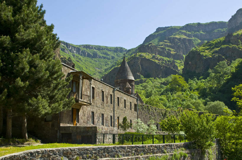 无人,教堂,栏杆,横图,室外,白天,仰视,旅游,度假,草地,草坪,石头,山,山脉,植物,窗户,门,标志建筑,地标,建筑,亚美尼亚,亚洲,阴影,节日,光线,十字架,石子,影子,墙,屋顶,山峰,围栏,山峦,顶棚,文化,娱乐,建设,护栏,玻璃窗,墙壁,墙面,草,蓝色,绿色,蓝天,天空,阳光,门框,群山,天,祈祷,享受,休闲,健康,旅游胜地,放松,许愿,宗教,信仰,晴朗,纪念,祈求,西亚,信念,万里无云,亚美尼亚共和国,平安,石块,岩石,晴空,晴空万里,彩图,低角度拍摄,大教堂,礼拜堂