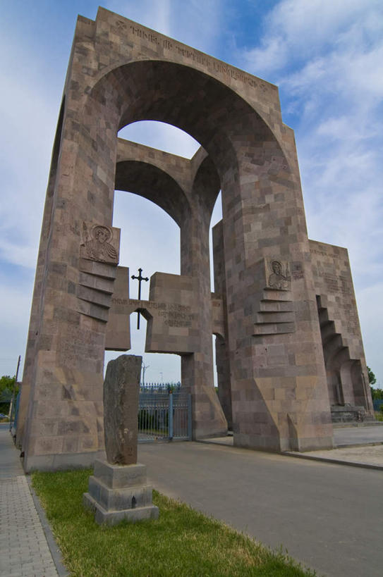 无人,教堂,栏杆,竖图,室外,白天,仰视,旅游,度假,草地,草坪,植物,门,标志建筑,地标,建筑,亚美尼亚,亚洲,阴影,节日,光线,英文,标志,十字架,文字,影子,字符,字母,云,云朵,拱门,围栏,云彩,文化,娱乐,标识,建设,护栏,草,蓝色,绿色,白云,蓝天,天空,阳光,门框,天,祈祷,享受,休闲,健康,旅游胜地,放松,许愿,宗教,信仰,晴朗,纪念,英文字母,祈求,西亚,信念,亚美尼亚共和国,平安,晴空,彩图,低角度拍摄,大教堂,礼拜堂